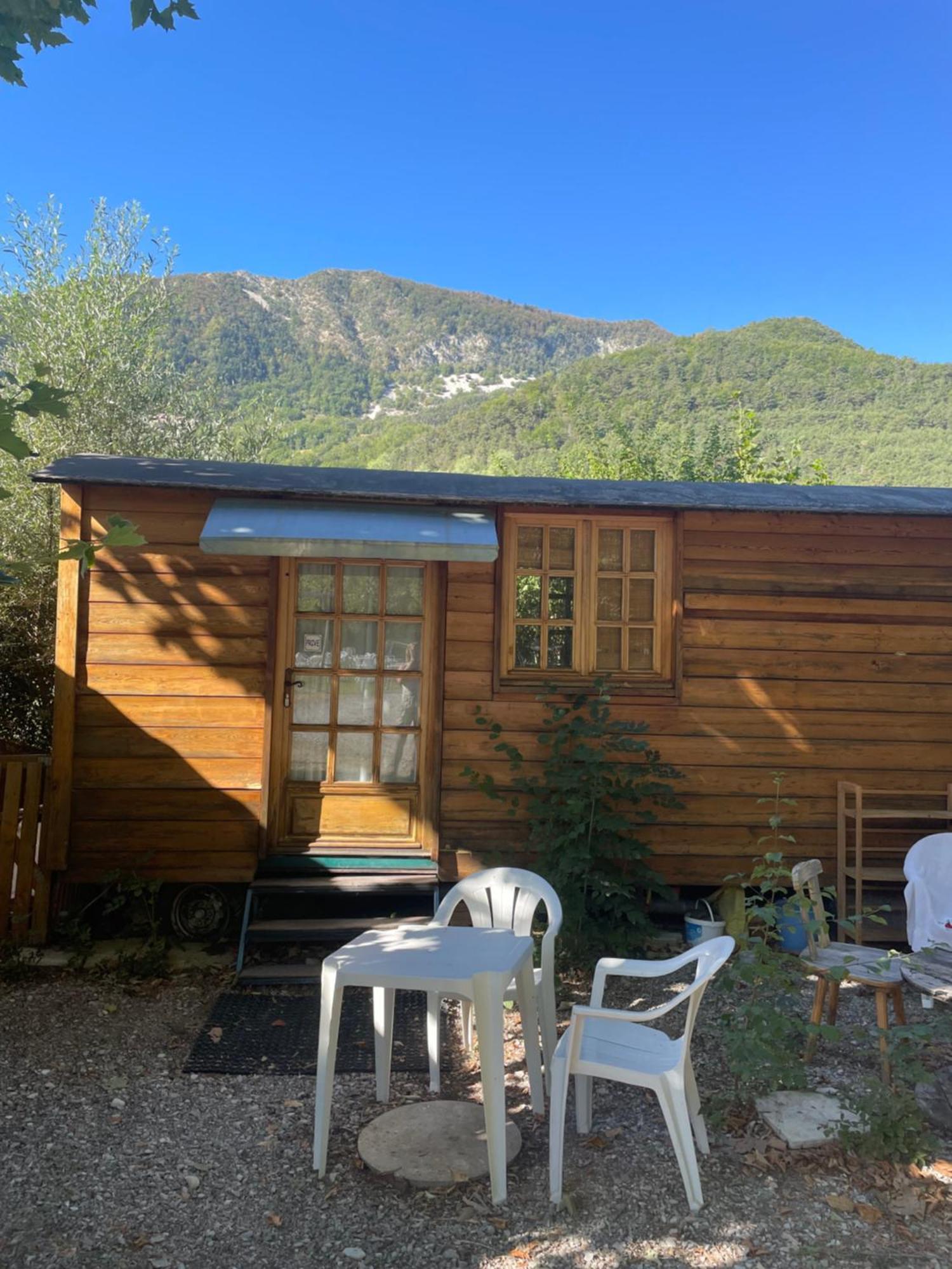 La Roulotte Chez Camille Hotel Veynes Екстериор снимка